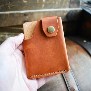 The Solitude - Horween Dublin Vertical Snap Wallet, cuero curtido vegetal de grano completo, minimalista, compacto, hecho a mano en EE.UU., bolsillo delantero