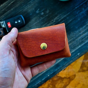 The Rodney - Cartera de tarjeta minimalista Horween hecha a mano, cartera snap de grano completo, billetera EDC Snap, regalos para él ella, mini billetera snap de sobre