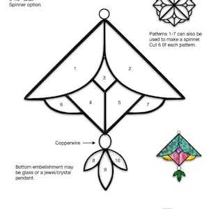 Può includere: Uno schema di vetrata per un appendiabiti in stile vittoriano, con 10 sezioni numerate. Lo schema è largo 16,5 cm e include istruzioni per realizzare uno spinner. Il testo "Harmonic Victorian Hanger" è in alto nell'immagine. Il testo "Down East Stained Glass" è in basso nell'immagine.