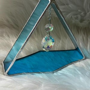 Patrón de vitral con percha de prisma triangular