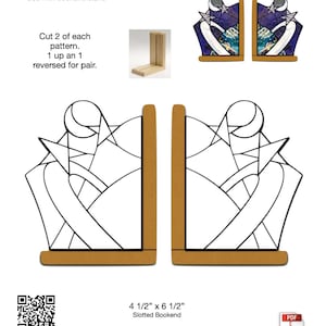 Op de afbeelding: Zwart-witte lijntekening van een hemelse boekenlegger. De boekenlegger is 11,4 cm bij 16,5 cm en is gespleten. De afbeelding bevat de tekst "Celestial Bookends" en "Down East Stained Glass".