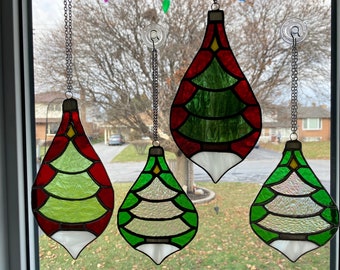 Adorno de árbol de Navidad con patrón de vidrieras