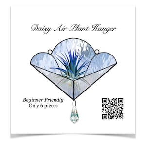 Puede incluir: Un colgador de plantas aéreas de vitral en forma de margarita con un patrón azul y blanco. El colgador es fácil de hacer y solo incluye 6 piezas. El colgador está colgado de una lágrima de cristal.