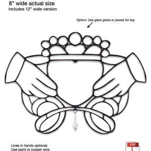 Op de afbeelding: Zwart-wit lijnenpatroon van een Keltisch Claddagh-ontwerp. Het ontwerp toont twee handen die een hart vasthouden met een kroon erop. Het ontwerp is 8 inch breed en bevat een 12 inch brede versie. De tekst "Optie: Gebruik glazen kralen of juwelen voor de bovenkant" is in de afbeelding opgenomen. De tekst "Lijnen in handen optioneel. Gebruik verf of koperdraad. Bovenste V op het hart gebruik koperen overlay of verf. Een hangend kristal voegt een mooie touch toe!" is in de afbeelding opgenomen. De tekst "PDF" is in de afbeelding opgenomen.