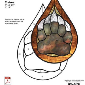 Op de afbeelding: Een glas-in-loodpatroon van een grizzlybeerpootafdruk in een traanvorm. Het patroon is genummerd voor eenvoudige montage. Het patroon is verkrijgbaar in twee maten: 5 inch bij 7 1/2 inch en 6 inch bij 9 inch.