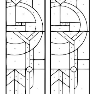 Puede incluir: Un patrón de vitral para una ventana lateral, con 54 secciones numeradas. El patrón es para un vitral lateral de 10 pulgadas por 36 pulgadas, y el tamaño de la hoja es de 24 pulgadas por 48 pulgadas. El patrón se llama "Prairie Sidelite" y es de Down East Stained Glass.