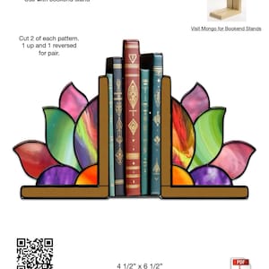 Può includere: Reggilibri Boho Lotus con un design a loto in vetro colorato nei toni del rosa, verde, viola e arancione. I reggilibri misurano 11,4 cm x 16,5 cm e contengono una fila di libri. Il testo "Boho Lotus Bookends" è in alto.