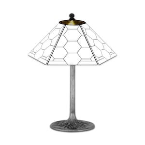 Peut inclure: Une lampe de table avec un abat-jour hexagonal. L'abat-jour est blanc avec des contours noirs, avec un motif en nid d'abeille. Le pied est de couleur gris foncé, et la lampe porte l'inscription "16" hexagon layout plans Shown on base."
