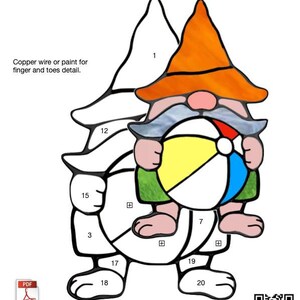 Puede incluir: Un patrón de vitral de un gnomo sosteniendo una pelota de playa. El patrón está etiquetado con los números del 1 al 20. El patrón mide 5 pulgadas por 8 1/2 pulgadas. El texto "Beach Gnome" está en la parte superior del patrón. El texto "Copper wire or paint for finger and toes detail." está debajo del patrón. El texto "Down East Stained Glass" está en la parte inferior del patrón.