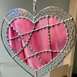 Modello di vetro colorato a forma di cuore astratto