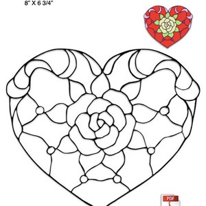 Könnte beinhalten: Schwarz-weiße Strichzeichnung eines herzförmigen Glasmalerei-Designs mit einer Rose in der Mitte. Das Design misst 20.3 cm x 17.1 cm, mit dem Text "Victorian Heart & Rose" oben. Eine kleinere, farbige Version befindet sich oben rechts.