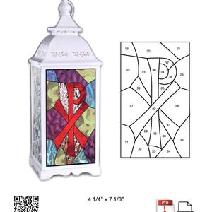 Könnte beinhalten: Weißer Chi-Rho-Laternen-Einsatz mit Glasmalerei-Paneelen. Der Einsatz zeigt ein rotes Chi-Rho-Symbol auf einem mehrfarbigen Hintergrund. Der Text "Chi Rho Lantern Insert" steht oben. Abmessungen: 10,8 cm x 18,1 cm.