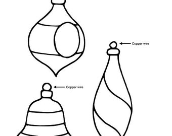 Könnte beinhalten: Schwarz-weiß-Linienzeichnung von drei Weihnachtsbaumschmuck: einer Glocke, einer Tropfenform und einer runden Kugel mit einem Kreis in der Mitte. Jeder Schmuck hat oben eine Schlaufe aus Kupferdraht.