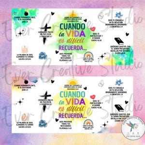 Puede incluir: Una taza de cerámica blanca con asa negra y el texto "But First, Coffee" en negrita negra. La taza se encuentra sobre un fondo borroso, sugiriendo un ambiente acogedor.