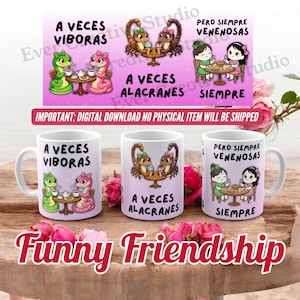 Puede incluir: Tres tazas de cerámica blanca con ilustraciones y texto humorísticos. Una taza presenta serpientes verdes y rosas, otra escorpiones y la última dos chicas. Las tazas tienen las frases "A Veces Viboras", "A Veces Alacranes" y "Pero Siempre Venenosas".