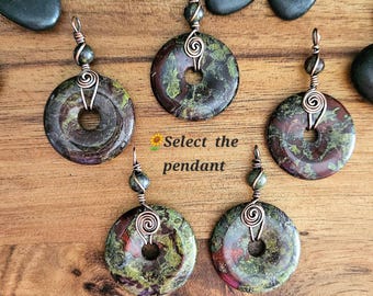 Pi-steen drakenbloed, met koperdraad gewikkelde hanger, verstelbare ketting