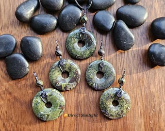 Groene drakenbloedsteen, zwarte bronskleurige draadgewikkelde hanger, verstelbare ketting
