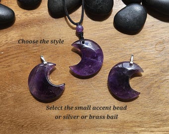 Collar ajustable con colgante de amatista tallada en forma de luna de 30 mm.
