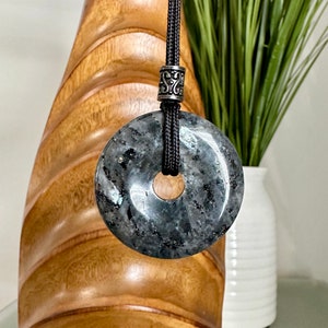 Pingente grande de Larvikita, Labradorita Norueguesa, em formato de rosca de 40 mm, com cordão ajustável.