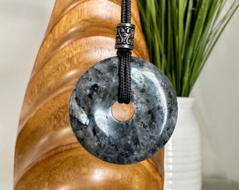 Stor larvikit, norsk labradorit, 40 mm munk pi-sten kristallhänge, justerbart halsband