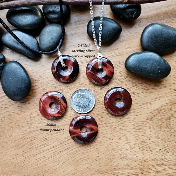 Petit pendentif en cristal de donut rouge oeil de tigre de 20 mm, pendentif enroulé de fil d'argent sterling, collier réglable