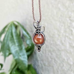 Sfera di corniola, pendente avvolto in filo di rame, collana regolabile