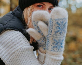 Goat down mittens, Snowflakes, 100% Handmade, Soft, Eco-responsible and very warm for winter, Hypoallergenic, Women, Trendy, Ideal for gift