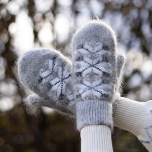 Goat down mittens, 100% Handmade, Soft, Eco-responsible product and very warm for winter, Hypoallergenic, Trendy, Women, Ideal for a gift