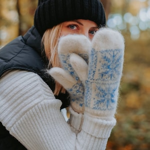 Goat down mittens, Snowflakes, 100% Handmade, Soft, Eco-responsible and very warm for winter, Hypoallergenic, Women, Trendy, Ideal for gift