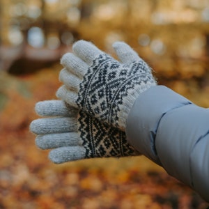 Natural sheep wool gloves, 100% Handmade, Very soft, Eco-responsible and very warm products for winter, fall and spring, perfect for a gift image 2
