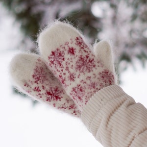 Goat down mittens, 100% Handmade, Soft, Eco-responsible product and very warm for winter, Hypoallergenic, Trendy, Women, Ideal for gift Flocons Rouges