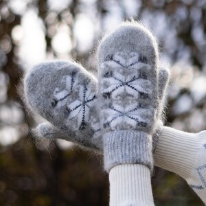 Goat down mittens, 100% Handmade, Soft, Eco-responsible product and very warm for winter, Hypoallergenic, Trendy, Women, Ideal for a gift BlackWhite Snowflake