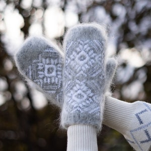 Goat down mittens, 100% Handmade, Soft, Eco-responsible product and very warm for winter, Hypoallergenic, Trendy, Women, Ideal for a gift Big White Snowflakes