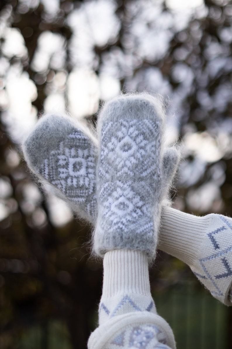 Goat down mittens, 100% Handmade, Soft, Eco-responsible product and very warm for winter, Hypoallergenic, Trendy, Women, Ideal for a gift Big White Snowflakes
