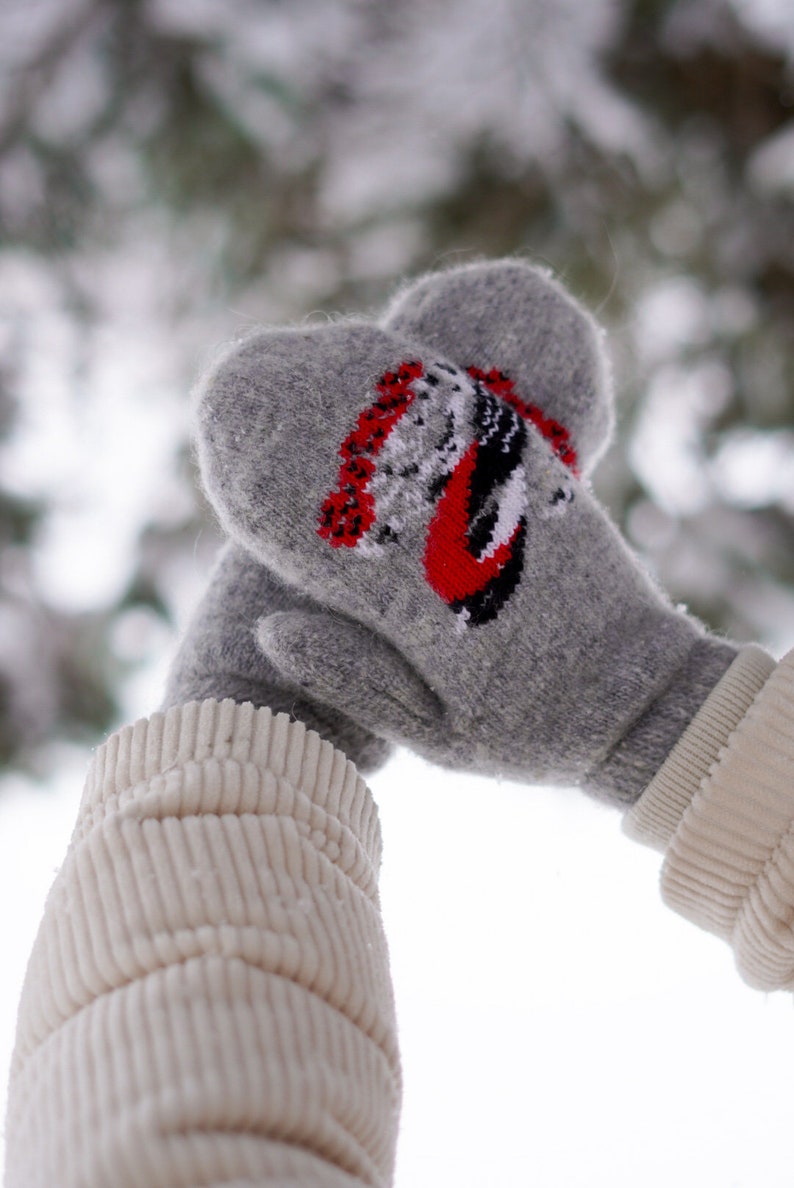 Mittens in natural sheep's wool, Adult Man/Woman, Bird, Handmade, Eco-responsible and very warm, super soft products Grise avec Oiseau