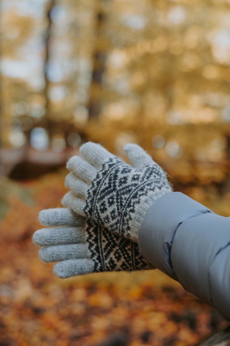 Natural sheep wool gloves, 100% Handmade, Very soft, Eco-responsible and very warm products for winter, fall and spring, perfect for a gift image 2