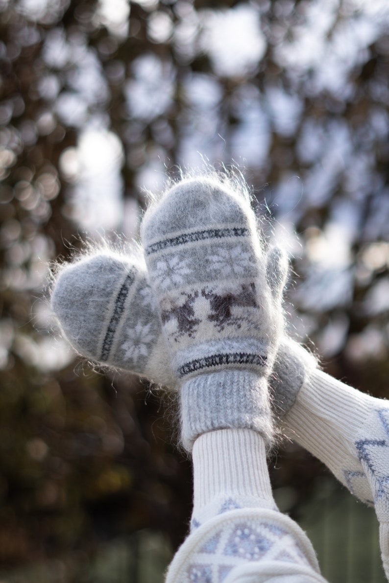 Goat down mittens, 100% Handmade, Soft, Eco-responsible product and very warm for winter, Hypoallergenic, Trendy, Women, Ideal for a gift Grey - Brown Deer