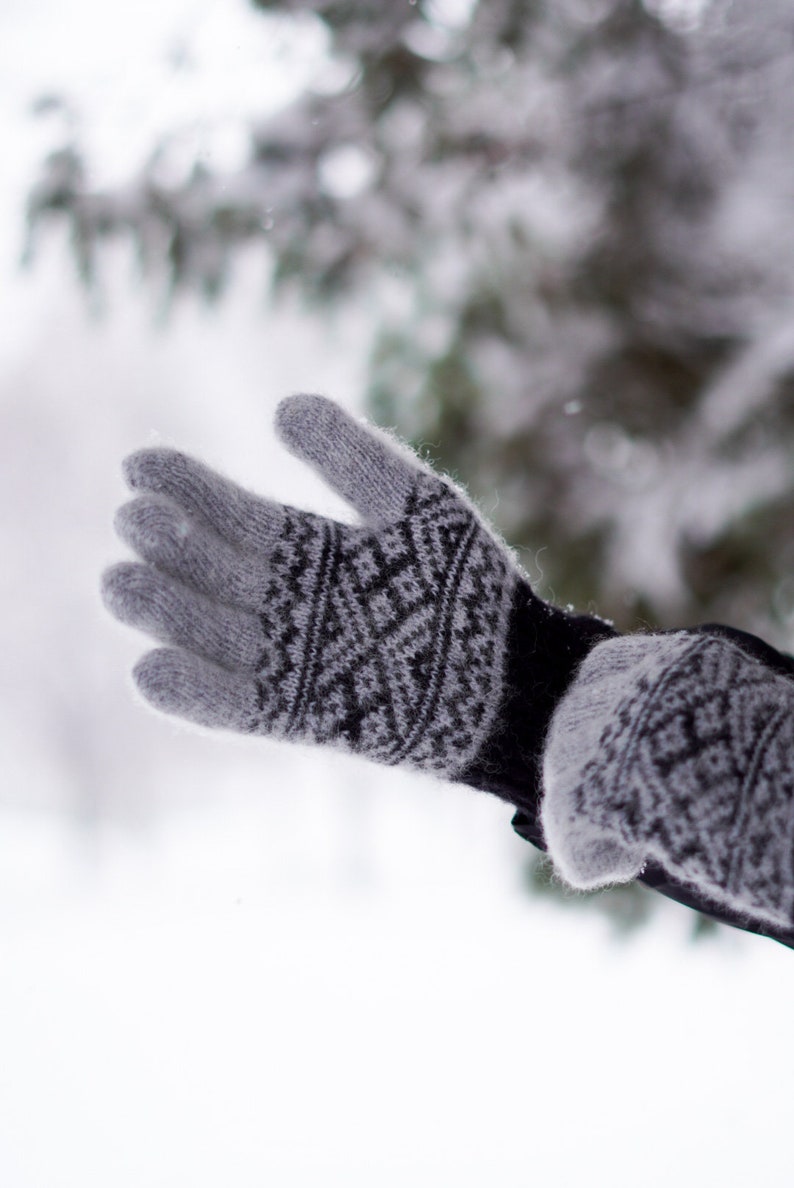 Natural sheep wool gloves, 100% Handmade, Very soft, Eco-responsible and very warm products for winter, fall and spring, perfect for a gift Dark Grey and Black