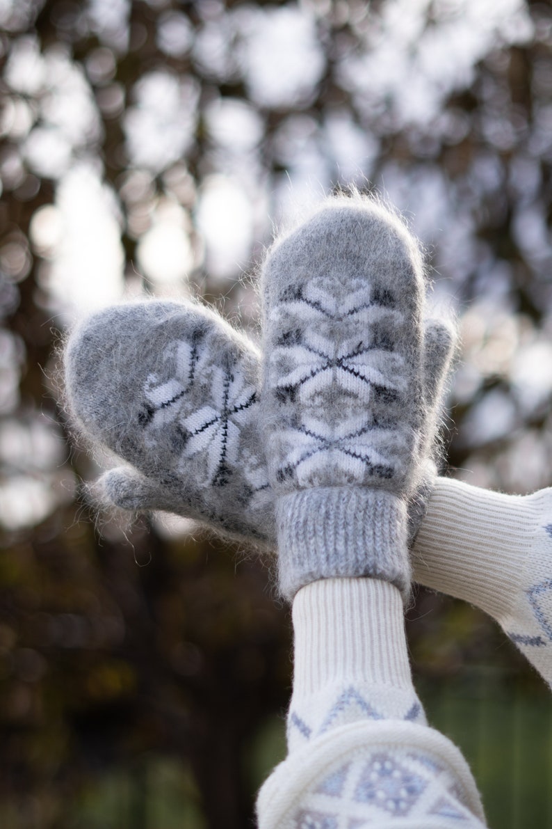 Goat down mittens, 100% Handmade, Soft, Eco-responsible product and very warm for winter, Hypoallergenic, Trendy, Women, Ideal for a gift BlackWhite Snowflake