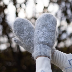 Goat down mittens, 100% Handmade, Soft, Eco-responsible product and very warm for winter, Hypoallergenic, Trendy, Women, Ideal for a gift