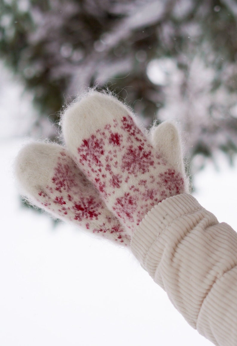 Goat down mittens, 100% Handmade, Soft, Eco-responsible product and very warm for winter, Hypoallergenic, Trendy, Women, Ideal for gift Flocons Rouges