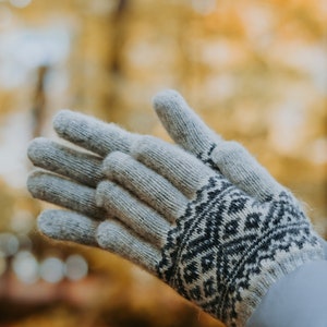 Natural sheep wool gloves, 100% Handmade, Very soft, Eco-responsible and very warm products for winter, fall and spring, perfect for a gift image 6