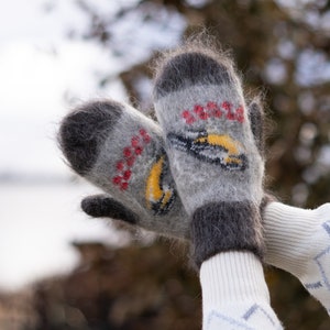 Goat down mittens, 100% Handmade, Soft, Eco-responsible product and very warm for winter, Hypoallergenic, Trendy, Women, Ideal for a gift Yellow Bird