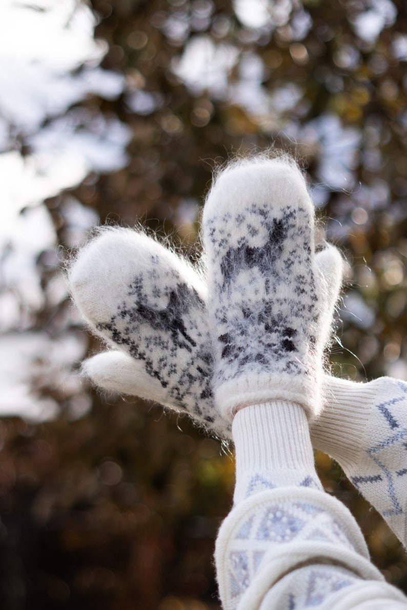 Goat down mittens, 100% Handmade, Soft, Eco-responsible product and very warm for winter, Hypoallergenic, Trendy, Women, Ideal for a gift White - Brown Deer