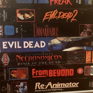 Puede incluir: Una pila de cintas VHS vintage con títulos de películas de terror como "Evil Dead" y "From Beyond." Las cintas presentan gráficos y texto coloridos, con el logotipo de Vestron Video visible. La imagen evoca una sensación de nostalgia por la era del alquiler de videos.