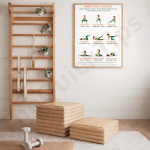 K&ouml;nnte beinhalten: Ein Fitness-Bild mit einer Holzleiter mit h&auml;ngenden Pflanzen und einem Springseil. Ein gerahmtes Poster zeigt &Uuml;bungen f&uuml;r die Oberschenkel. Zwei Holzbl&ouml;cke und Kurzhanteln im Vordergrund deuten auf ein Heim-Fitnessstudio hin.