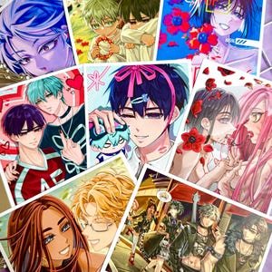 Könnte beinhalten: Eine Sammlung quadratischer Kunstdrucke mit verschiedenen Illustrationen im Anime-Stil. Die Bilder zeigen diverse Charaktere mit leuchtenden Haarfarben wie Blau, Grün, Pink und Blond vor Hintergründen mit roten Blumen, digitalem Fehlertext und Herzmotiven.