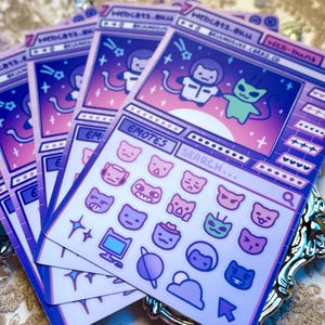 Op de afbeelding: Een stapel stickers met een webbrowserontwerp en een ruimtethema. De stickers hebben een paarse en roze gradiëntachtergrond met cartoonkatkarakters en de tekst "Webcats.aku".