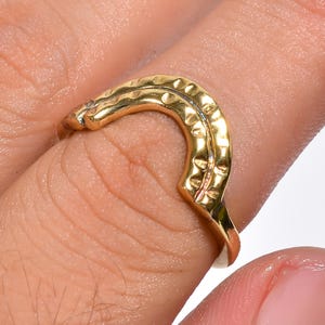 Anillo de arco de oro, anillo de amanecer de oro de 18 quilates, anillo de arco, anillo de media luna de oro, tendencia de anillos de oro, anillo con la letra C, anillo de oro para ella, anillo de Navidad
