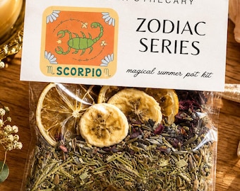Pode incluir: Um saco de plástico transparente contendo ervas secas, pétalas de flores e fatias de citrinos e banana desidratados. O rótulo diz EMPRESS APOTHECARY ZODIAC SERIES SCORPIO magical summer pot kit, com uma ilustração de um escorpião verde.